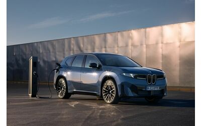 Nuova BMW iX3: tutti i dettagli su allestimenti, dotazioni e prezzi