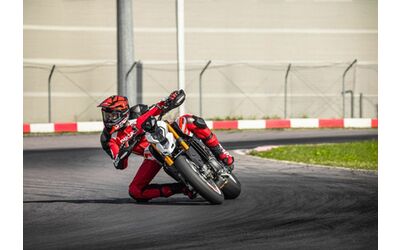 Nuova Ducati Hypermotard V2 2026, più leggera e potente: una vera arma da pieghe