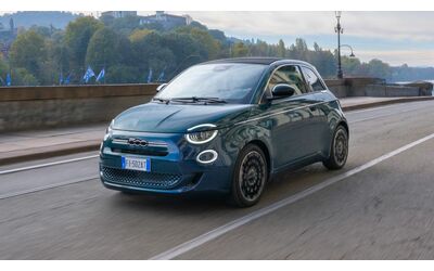 Nuova FIAT 500 Hybrid tutte le versioni della citycar ibrida prezzi e offerta lancio