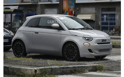 Nuova FIAT 500 ibrida avvistata su strada: ecco le ultime foto spia