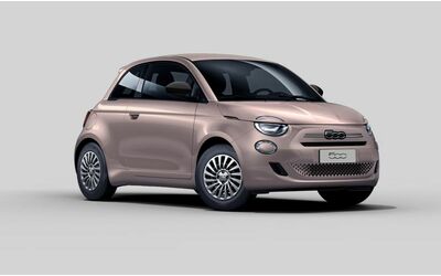 Nuova FIAT 500 ibrida versione base che equipaggiamenti offre davvero Manca l 039 infotainment