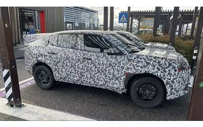 Nuova FIAT Fastback 2026 ancora pizzicata su strada ecco le ultime foto spia