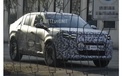 Nuova FIAT Fastback avvistata in Italia ecco le ultime foto spia il debutto si avvicina