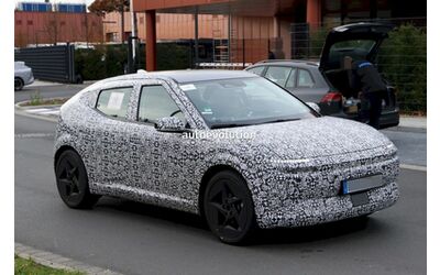 Nuova Hyundai IONIQ 3, proseguono i test della compatta elettrica: prime foto spia degli interni