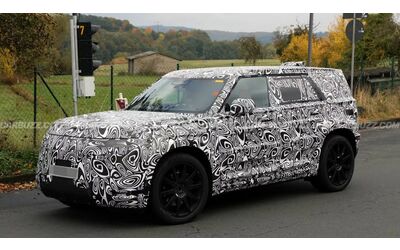 Nuova Land Rover Defender Sport, la baby Defender pizzicata per le strade del Nürburgring