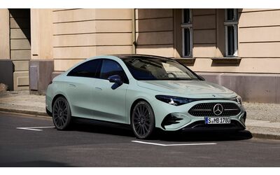 Nuova Mercedes CLA, adesso è anche ibrida: tutti i motori e i prezzi
