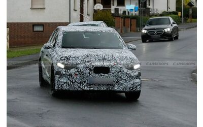 Nuova Mercedes Classe E elettrica, test su strada per la berlina | Foto spia