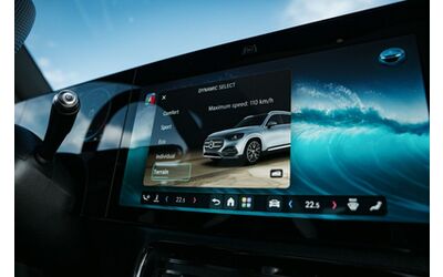 Nuova Mercedes GLB 2026 interni e bagagliaio del SUV elettrico