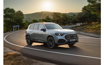 Nuova Mercedes GLB elettrica al debutto lusso spazio tecnologia e oltre 600 km di autonomia