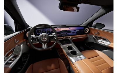 Nuova Mercedes GLC, interni e bagagliaio del SUV elettrico. Quanta tecnologia!