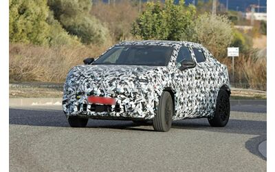 Nuova Nissan Juke elettrica 2026 il crossover stato pizzicato su strada durante i test