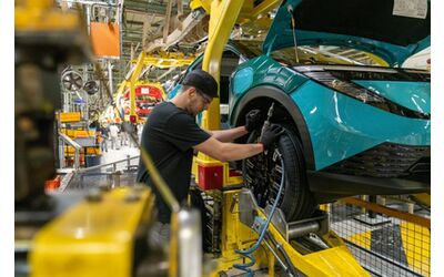 Nuova Nissan LEAF si prepara alla sfida del mercato parte la produzione a Sunderland