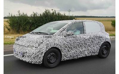 Nuova Renault Twingo elettrica pizzicata su strada, ecco le foto spia