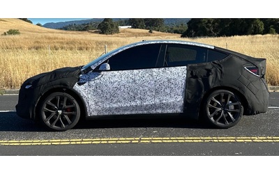 Nuova Tesla Model Y Performance, il debutto è vicino: ecco cosa sappiamo