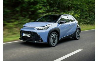 Nuova Toyota Aygo X 2025, con il restyling diventa ibrida: pronta a sfidare le city car