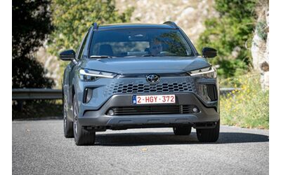 Nuova Toyota Corolla Cross, arriva il restyling: look rivisto e non solo. Come cambia e prezzi