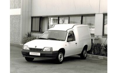 Opel festeggia i 40 anni del Combo le 5 generazioni del furgone