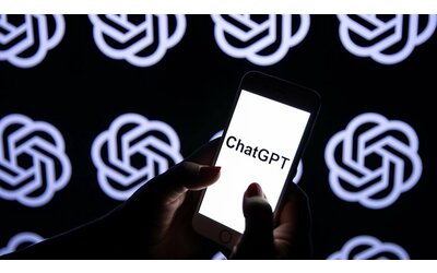 OpenAI limita ChatGPT ai minori: stop a temi sessuali e allarmi suicidio
