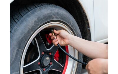 Piccolo, digitale e preciso: il compressore portatile Xiaomi che ogni automobilista dovrebbe avere