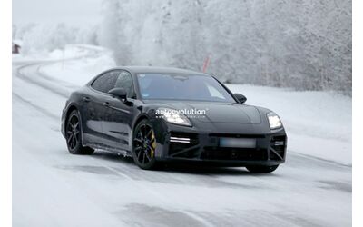 Porsche Panamera 2027, novità in arrivo: prime foto spia del restyling