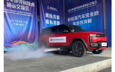 Questa è una curiosa soluzione cinese per gli incendi delle auto elettriche: la batteria viene sparata fuori
