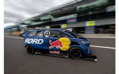 Questo furgone elettrico Ford ha stabilito un incredibile record al Nürburgring battendo Corvette e Mustang
