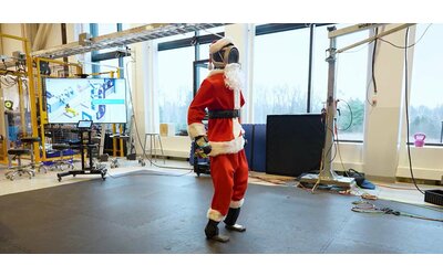 Robot Atlas vestito da Babbo Natale: la capriola è spettacolare | Video