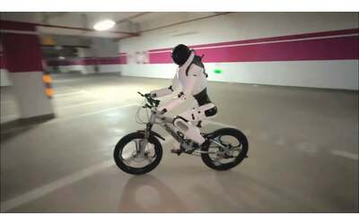 Robot umanoide cinese pedala e impara senza addestramento | Video