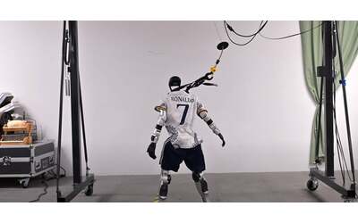 Robot umanoidi imitano le prodezze di Ronaldo: la nuova frontiera dell'AI | Video