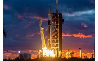SpaceX illumina il tramonto con il lancio del satellite Optus-X