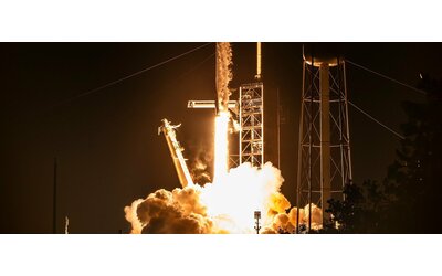 SpaceX invia astronauti privati in orbita polare, una prospettiva inedita sulla Terra