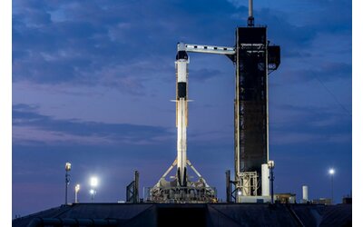 SpaceX rinvia lancio Crew-10: problemi idraulici fermano gli astronauti diretti all'ISS