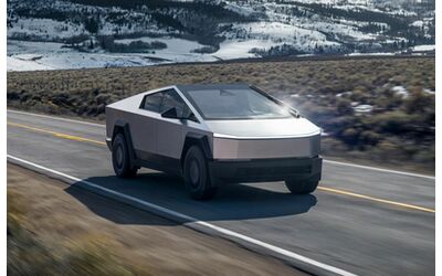 Tesla Cybertruck, addio alla versione base: nessuno la voleva