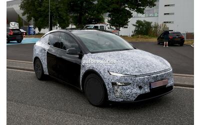 Tesla Model Y, in Europa la versione a passo lungo a 6 posti? C'è un indizio