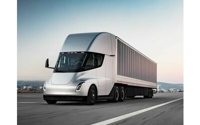 Tesla rinnover il Semi e nel 2026 arrivano Cybercab e Roadster