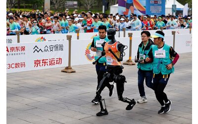 Tiangong Ultra: il primo robot a tagliare il traguardo in una maratona mista | Video