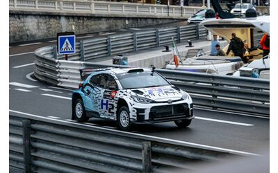 Toyota la GR Yaris a idrogeno sfreccia tra le curve del circuito di Monaco Alla guida c 039 Akio Toyoda