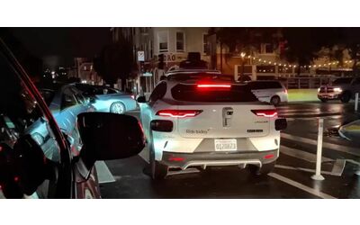 Un blackout a San Francisco blocca i robotaxi di Waymo: sulla guida autonoma c'è ancora da lavorare