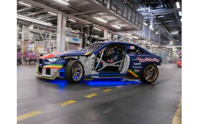 Una  BMW  M2 da 1 000 CV sfreccia all rsquo interno della fabbrica di Monaco    Video