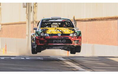 Volkswagen Polo compie 50 anni: show in stile Gymkhana con le versioni da rally | Video