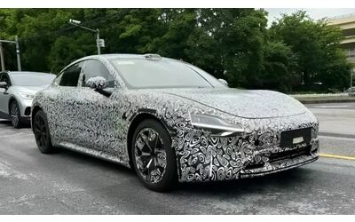 Xiaomi SU7 si sta gi lavorando al restyling della berlina elettrica