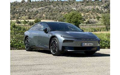 Xpeng P7 spazio da limo ricarica record prezzo da C SUV Video