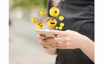 Whatsapp si aggiorna e cambia tutto: come funzionano ora le emoji