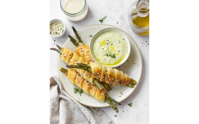 Asparagi in pasta sfoglia al forno con scamorza e prosciutto