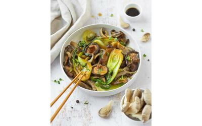Pak choi in padella con funghi alla cantonese