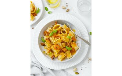 Pasta con pomodori datterini gialli, pecorino e pistacchi
