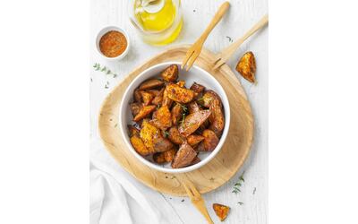 Patate in friggitrice ad aria veloci croccanti alla paprika