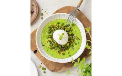 Vellutata di primavera con piselli fave e burrata