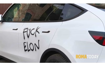 A Roma prese di mira le Tesla, scritte contro Musk e Trump