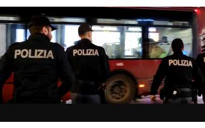 Accarezza e bacia ragazzina sul bus, poi la segue sino in palestra. Arrestato per violenza sessuale